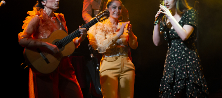 BARCELONA, ESPAÑA – ABRIL 27. Magalí Sare acompañando a Las Migas en concierto como parte del Guitar BCN en la sala Luz de Gas el 27 de abril de 2022 en Barcelona, España. (Foto por Fernando Pérez)