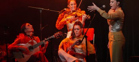 BARCELONA, ESPAÑA – ABRIL 27. Las Migas en concierto como parte del Guitar BCN en la sala Luz de Gas el 27 de abril de 2022 en Barcelona, España. (Foto por Fernando Pérez) Las Migas Barcelona