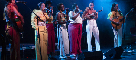 BARCELONA, ESPAÑA – ABRIL 27. The Sey Sisters acompañando a Las Migas en concierto como parte del Guitar BCN en la sala Luz de Gas el 27 de abril de 2022 en Barcelona, España. (Foto por Fernando Pérez) Las Migas Barcelona