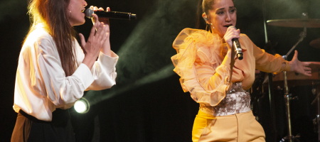 BARCELONA, ESPAÑA – ABRIL 27. Judit Neddermann acompañando a Las Migas en concierto como parte del Guitar BCN en la sala Luz de Gas el 27 de abril de 2022 en Barcelona, España. (Foto por Fernando Pérez)