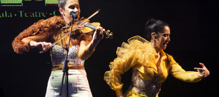 BARCELONA, ESPAÑA – ABRIL 27. Roser Loscos y Carolina Fernández de Las Migas en concierto como parte del Guitar BCN en la sala Luz de Gas el 27 de abril de 2022 en Barcelona, España. (Foto por Fernando Pérez)