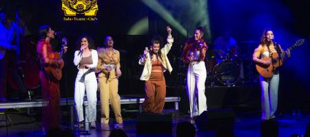BARCELONA, ESPAÑA – ABRIL 27. Maruja Limón acompañando a Las Migas en concierto como parte del Guitar BCN en la sala Luz de Gas el 27 de abril de 2022 en Barcelona, España. (Foto por Fernando Pérez) Las Migas Barcelona