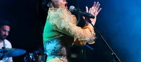 BARCELONA, ESPAÑA – ABRIL 27. Carolina Fernández (Voz) de Las Migas en concierto como parte del Guitar BCN en la sala Luz de Gas el 27 de abril de 2022 en Barcelona, España. (Foto por Fernando Pérez)