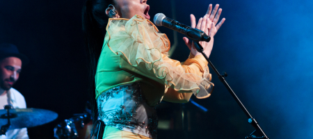 BARCELONA, ESPAÑA – ABRIL 27. Carolina Fernández (Voz) de Las Migas en concierto como parte del Guitar BCN en la sala Luz de Gas el 27 de abril de 2022 en Barcelona, España. (Foto por Fernando Pérez)