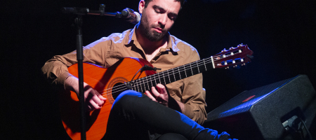 BARCELONA, ESPAÑA – ABRIL 8. Darío Barroso (Guitarra) de Raquel Lúa en el concierto de presentación de su disco Piel como parte del Barnasants en Luz de Gas el 8 de abril de 2022 en Barcelona, España. (Foto por Fernando Pérez)