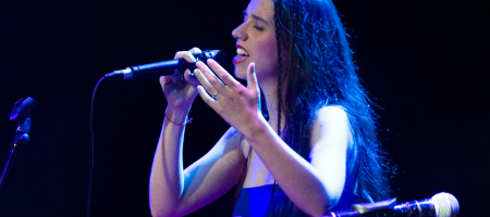 BARCELONA, ESPAÑA – ABRIL 8. Raquel Lúa en el concierto de presentación de su disco Piel como parte del Barnasants en Luz de Gas el 8 de abril de 2022 en Barcelona, España. (Foto por Fernando Pérez) Raquel Lúa Piel