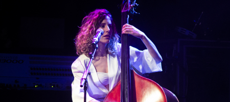 BARCELONA, ESPAÑA – ABRIL 8. Sandra Ruibal (Contrabajo) de Raquel Lúa en el concierto de presentación de su disco Piel como parte del Barnasants en Luz de Gas el 8 de abril de 2022 en Barcelona, España. (Foto por Fernando Pérez)