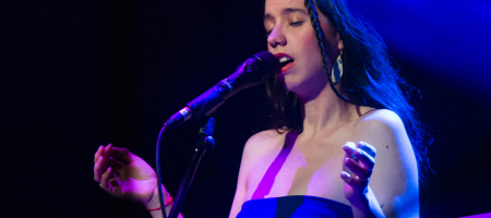 BARCELONA, ESPAÑA – ABRIL 8. Raquel Lúa en el concierto de presentación de su disco Piel como parte del Barnasants en Luz de Gas el 8 de abril de 2022 en Barcelona, España. (Foto por Fernando Pérez) Raquel Lúa Piel