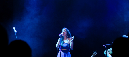 BARCELONA, ESPAÑA – ABRIL 8. Raquel Lúa en el concierto de presentación de su disco Piel como parte del Barnasants en Luz de Gas el 8 de abril de 2022 en Barcelona, España. (Foto por Fernando Pérez) Raquel Lúa Piel