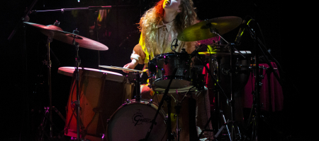 BARCELONA, ESPAÑA – ABRIL 8. Gloria Maurel (Batería) de Raquel Lúa en el concierto de presentación de su disco Piel como parte del Barnasants en Luz de Gas el 8 de abril de 2022 en Barcelona, España. (Foto por Fernando Pérez)