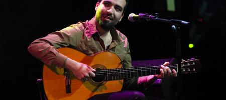 BARCELONA, ESPAÑA – ABRIL 8. Darío Barroso (Guitarra) de Raquel Lúa en el concierto de presentación de su disco Piel como parte del Barnasants en Luz de Gas el 8 de abril de 2022 en Barcelona, España. (Foto por Fernando Pérez)
