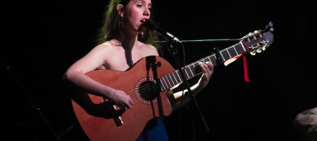 BARCELONA, ESPAÑA – ABRIL 8. Raquel Lúa en el concierto de presentación de su disco Piel como parte del Barnasants en Luz de Gas el 8 de abril de 2022 en Barcelona, España. (Foto por Fernando Pérez) Raquel Lúa Piel