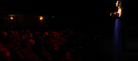 BARCELONA, ESPAÑA – ABRIL 8. Raquel Lúa en el concierto de presentación de su disco Piel como parte del Barnasants en Luz de Gas el 8 de abril de 2022 en Barcelona, España. (Foto por Fernando Pérez)