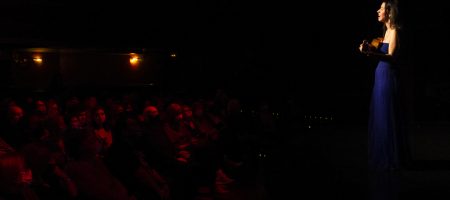 BARCELONA, ESPAÑA – ABRIL 8. Raquel Lúa en el concierto de presentación de su disco Piel como parte del Barnasants en Luz de Gas el 8 de abril de 2022 en Barcelona, España. (Foto por Fernando Pérez)
