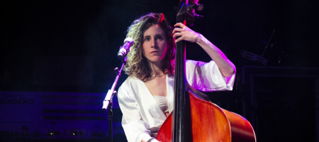 BARCELONA, ESPAÑA – ABRIL 8. Sandra Ruibal (Contrabajo) de Raquel Lúa en el concierto de presentación de su disco Piel como parte del Barnasants en Luz de Gas el 8 de abril de 2022 en Barcelona, España. (Foto por Fernando Pérez)
