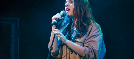BARCELONA, ESPAÑA – ABRIL 8. Sandra Bautista (Coros) de Raquel Lúa en el concierto de presentación de su disco Piel como parte del Barnasants en Luz de Gas el 8 de abril de 2022 en Barcelona, España. (Foto por Fernando Pérez)