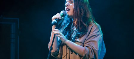 BARCELONA, ESPAÑA – ABRIL 8. Sandra Bautista (Coros) de Raquel Lúa en el concierto de presentación de su disco Piel como parte del Barnasants en Luz de Gas el 8 de abril de 2022 en Barcelona, España. (Foto por Fernando Pérez)