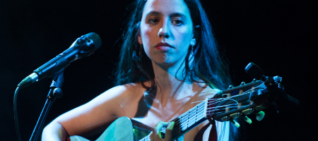 BARCELONA, ESPAÑA – ABRIL 8. Raquel Lúa en el concierto de presentación de su disco Piel como parte del Barnasants en Luz de Gas el 8 de abril de 2022 en Barcelona, España. (Foto por Fernando Pérez) Raquel Lúa Piel