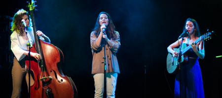 BARCELONA, ESPAÑA – ABRIL 8. Raquel Lúa en el concierto de presentación de su disco Piel como parte del Barnasants en Luz de Gas el 8 de abril de 2022 en Barcelona, España. (Foto por Fernando Pérez)