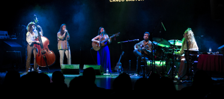 BARCELONA, ESPAÑA – ABRIL 8. Raquel Lúa en el concierto de presentación de su disco Piel como parte del Barnasants en Luz de Gas el 8 de abril de 2022 en Barcelona, España. (Foto por Fernando Pérez) Raquel Lúa Piel