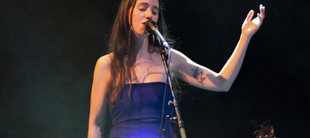 BARCELONA, ESPAÑA – ABRIL 8. Raquel Lúa en el concierto de presentación de su disco Piel como parte del Barnasants en Luz de Gas el 8 de abril de 2022 en Barcelona, España. (Foto por Fernando Pérez)