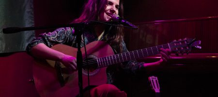 BARCELONA, ESPAÑA – ABRIL 21. Sandra Bautista en concierto como parte del Barnasants en Harlem Jazz Club el 21 de abril de 2022 en Barcelona, España. (Foto por Fernando Pérez)