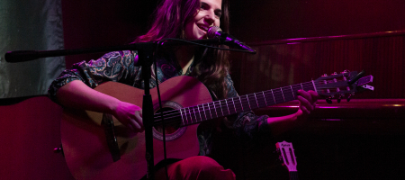 BARCELONA, ESPAÑA – ABRIL 21. Sandra Bautista en concierto como parte del Barnasants en Harlem Jazz Club el 21 de abril de 2022 en Barcelona, España. (Foto por Fernando Pérez)