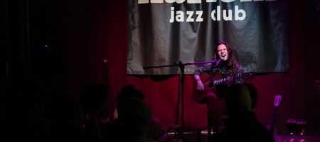 BARCELONA, ESPAÑA – ABRIL 21. Sandra Bautista en concierto como parte del Barnasants en Harlem Jazz Club el 21 de abril de 2022 en Barcelona, España. (Foto por Fernando Pérez) Sandra Bautista Barnasants