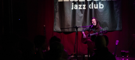 BARCELONA, ESPAÑA – ABRIL 21. Sandra Bautista en concierto como parte del Barnasants en Harlem Jazz Club el 21 de abril de 2022 en Barcelona, España. (Foto por Fernando Pérez) Sandra Bautista Barnasants