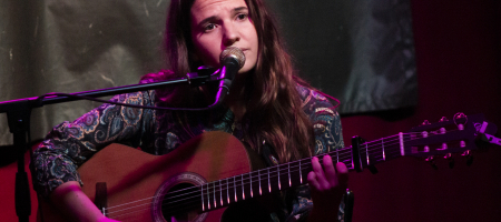 BARCELONA, ESPAÑA – ABRIL 21. Sandra Bautista en concierto como parte del Barnasants en Harlem Jazz Club el 21 de abril de 2022 en Barcelona, España. (Foto por Fernando Pérez) Sandra Bautista Barnasants