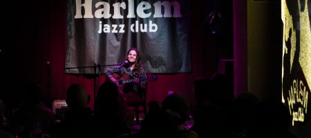 BARCELONA, ESPAÑA – ABRIL 21. Sandra Bautista en concierto como parte del Barnasants en Harlem Jazz Club el 21 de abril de 2022 en Barcelona, España. (Foto por Fernando Pérez)