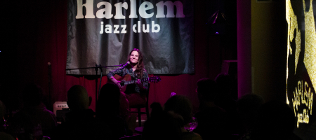 BARCELONA, ESPAÑA – ABRIL 21. Sandra Bautista en concierto como parte del Barnasants en Harlem Jazz Club el 21 de abril de 2022 en Barcelona, España. (Foto por Fernando Pérez)