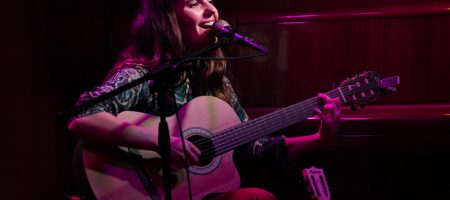 BARCELONA, ESPAÑA – ABRIL 21. Sandra Bautista en concierto como parte del Barnasants en Harlem Jazz Club el 21 de abril de 2022 en Barcelona, España. (Foto por Fernando Pérez)