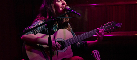BARCELONA, ESPAÑA – ABRIL 21. Sandra Bautista en concierto como parte del Barnasants en Harlem Jazz Club el 21 de abril de 2022 en Barcelona, España. (Foto por Fernando Pérez)