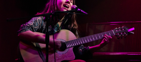 BARCELONA, ESPAÑA – ABRIL 21. Sandra Bautista en concierto como parte del Barnasants en Harlem Jazz Club el 21 de abril de 2022 en Barcelona, España. (Foto por Fernando Pérez) Sandra Bautista Barnasants