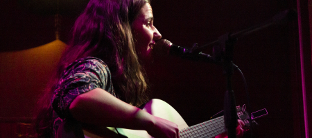 BARCELONA, ESPAÑA – ABRIL 21. Sandra Bautista en concierto como parte del Barnasants en Harlem Jazz Club el 21 de abril de 2022 en Barcelona, España. (Foto por Fernando Pérez) Sandra Bautista Barnasants