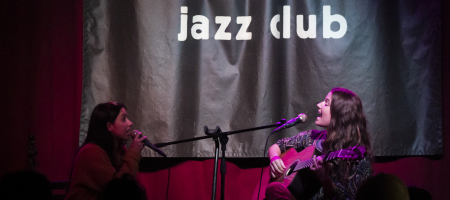 BARCELONA, ESPAÑA – ABRIL 21. Raquel Lúa (Izquierda) acompañando a Sandra Bautista durante su concierto como parte del Barnasants en Harlem Jazz Club el 21 de abril de 2022 en Barcelona, España. (Foto por Fernando Pérez)
