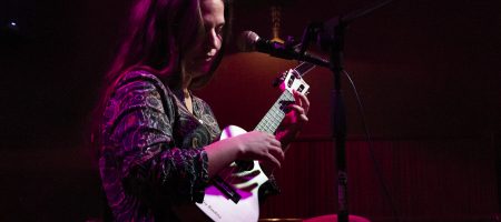 BARCELONA, ESPAÑA – ABRIL 21. Sandra Bautista en concierto como parte del Barnasants en Harlem Jazz Club el 21 de abril de 2022 en Barcelona, España. (Foto por Fernando Pérez)