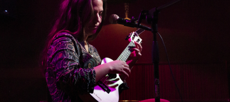 BARCELONA, ESPAÑA – ABRIL 21. Sandra Bautista en concierto como parte del Barnasants en Harlem Jazz Club el 21 de abril de 2022 en Barcelona, España. (Foto por Fernando Pérez)