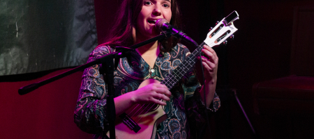 BARCELONA, ESPAÑA – ABRIL 21. Sandra Bautista en concierto como parte del Barnasants en Harlem Jazz Club el 21 de abril de 2022 en Barcelona, España. (Foto por Fernando Pérez) Sandra Bautista Barnasants