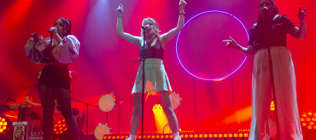 L'HOSPITALET DE LLOBREGAT, BARCELONA, ESPAÑA – ABRIL 22. Tanxugueiras en concierto como parte de Festes de Primavera L'Hospitalet en La Farga el 22 de abril de 2022 en Barcelona, España. (Foto por Fernando Pérez)