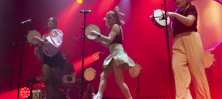 L'HOSPITALET DE LLOBREGAT, BARCELONA, ESPAÑA – ABRIL 22. Tanxugueiras en concierto como parte de Festes de Primavera L'Hospitalet en La Farga el 22 de abril de 2022 en Barcelona, España. (Foto por Fernando Pérez) Balkan Paradise Orchestra y Tanxugueiras