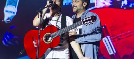BARCELONA, ESPAÑA – MAYO 14. Estopa en concierto como parte de su Gira fuego 2022 en el Parc del Forum el 14 de mayo de 2022 en Barcelona, España. (Foto por Fernando Pérez) Estopa Barcelona 2022