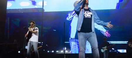 BARCELONA, ESPAÑA – MAYO 14. Estopa en concierto como parte de su Gira fuego 2022 en el Parc del Forum el 14 de mayo de 2022 en Barcelona, España. (Foto por Fernando Pérez) Estopa Barcelona 2022