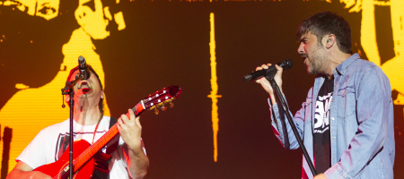 BARCELONA, ESPAÑA – MAYO 14. Estopa en concierto como parte de su Gira fuego 2022 en el Parc del Forum el 14 de mayo de 2022 en Barcelona, España. (Foto por Fernando Pérez) Estopa Barcelona 2022