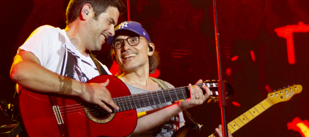 BARCELONA, ESPAÑA – MAYO 14. Estopa en concierto como parte de su Gira fuego 2022 en el Parc del Forum el 14 de mayo de 2022 en Barcelona, España. (Foto por Fernando Pérez)