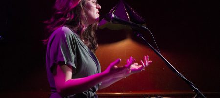 BARCELONA, ESPAÑA – ABRIL 28. Gessamí Boada en concierto como parte del Barnasants en Harlem Jazz Club el 28 de abril de 2022 en Barcelona, España. (Foto por Fernando Pérez) Gessamí Boada Barnasants