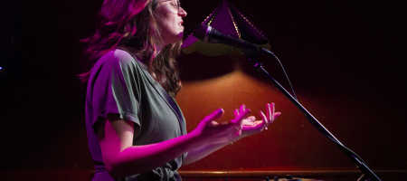 BARCELONA, ESPAÑA – ABRIL 28. Gessamí Boada en concierto como parte del Barnasants en Harlem Jazz Club el 28 de abril de 2022 en Barcelona, España. (Foto por Fernando Pérez) Gessamí Boada Barnasants