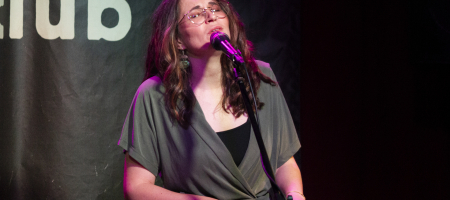 BARCELONA, ESPAÑA – ABRIL 28. Gessamí Boada en concierto como parte del Barnasants en Harlem Jazz Club el 28 de abril de 2022 en Barcelona, España. (Foto por Fernando Pérez)