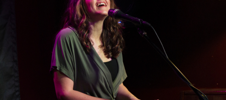 BARCELONA, ESPAÑA – ABRIL 28. Gessamí Boada en concierto como parte del Barnasants en Harlem Jazz Club el 28 de abril de 2022 en Barcelona, España. (Foto por Fernando Pérez) Gessamí Boada Barnasants